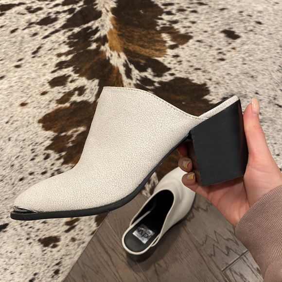 DV by Dolce Vita Nautry Silver Tip Mules in White 7.5 - Picture 6 of 7